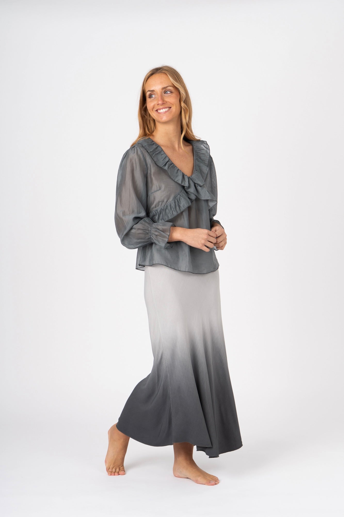 Blusa fluida com babados cinzento