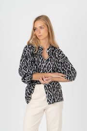 Blusa estampado preto