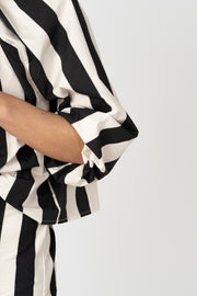 Blusa listrada preta com laço