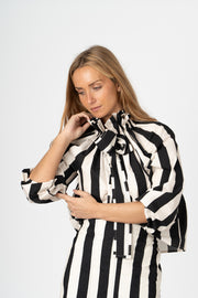 Blusa listrada preta com laço