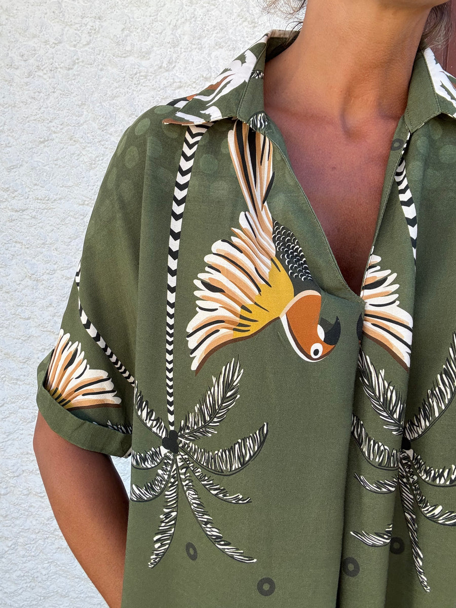 Vestido Estampado Tropical – Corte Reto com Bolsos
