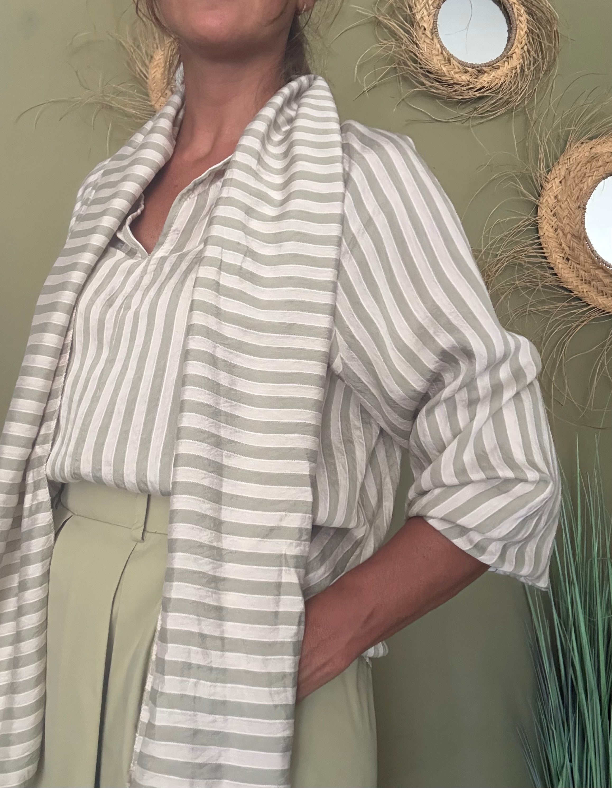 Blusa acetinada riscas verde
