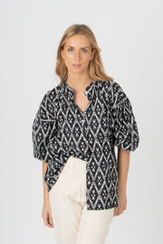 Blusa estampado preto