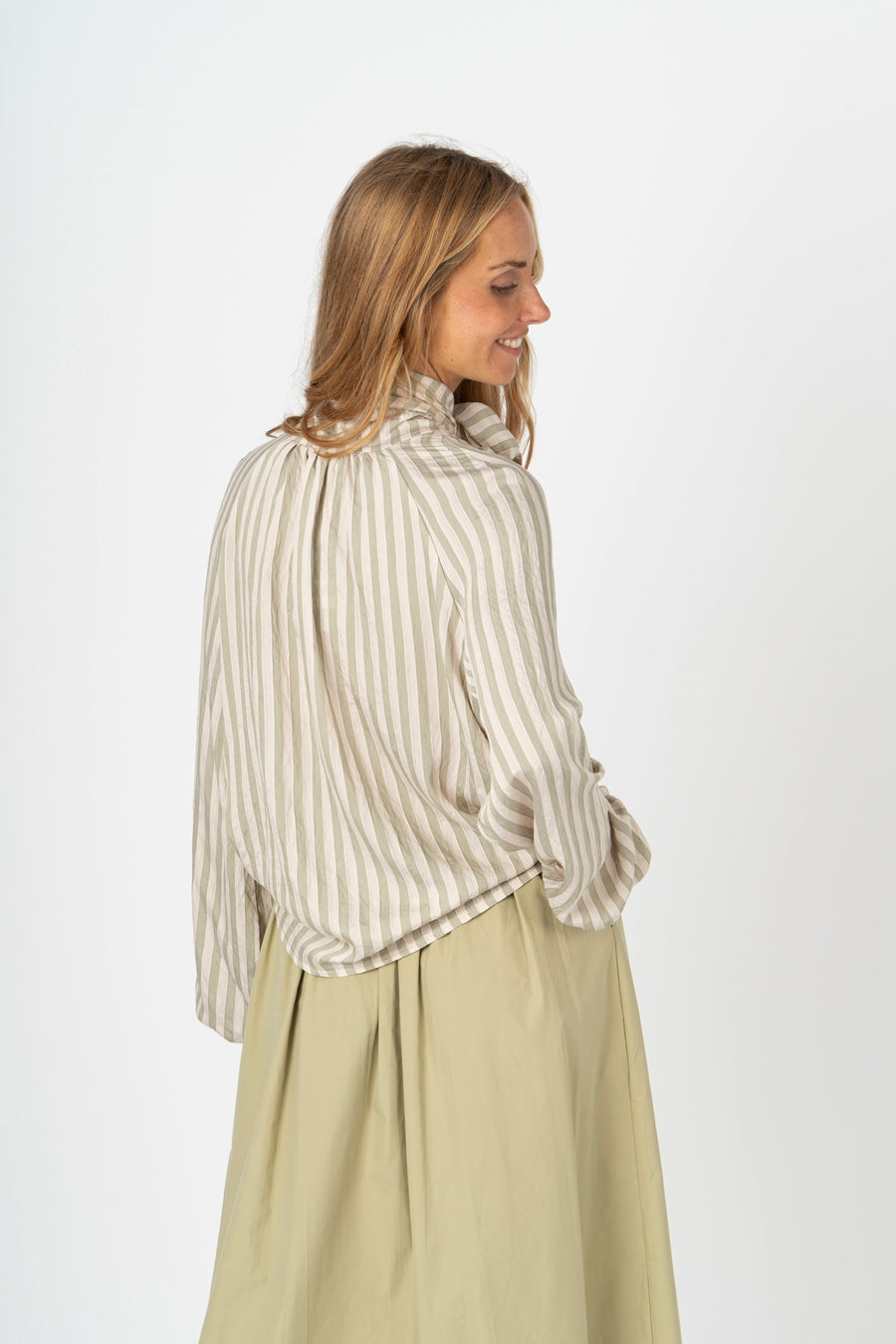 Blusa acetinada riscas verde