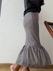 Falda de rayas negras con rueda