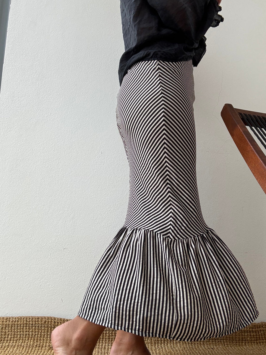 Falda de rayas negras con rueda