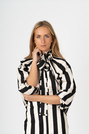 Blusa listrada preta com laço