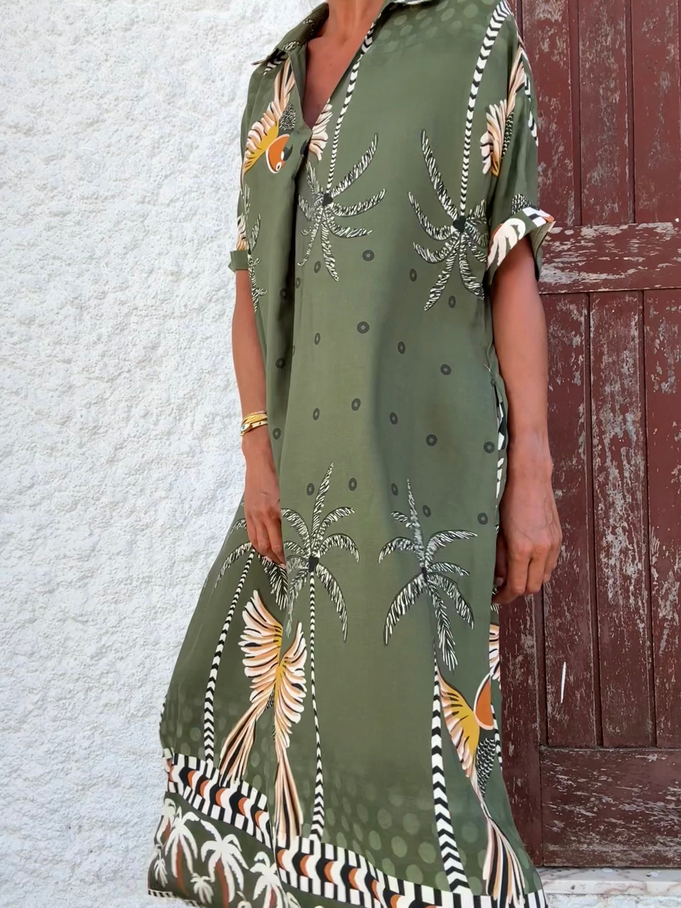 Vestido Estampado Tropical – Corte Reto com Bolsos