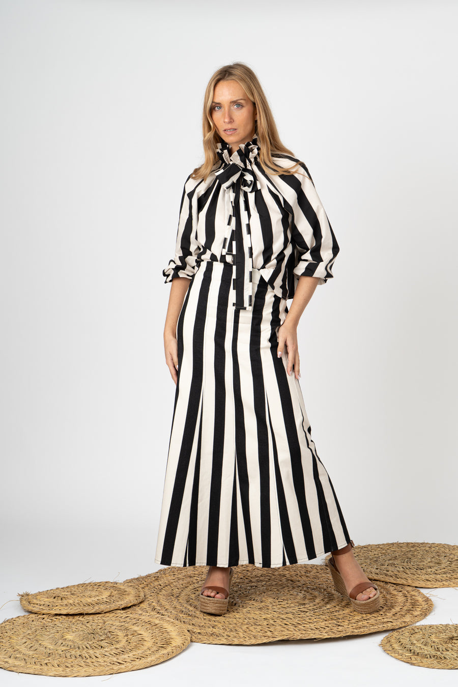 Blusa listrada preta com laço