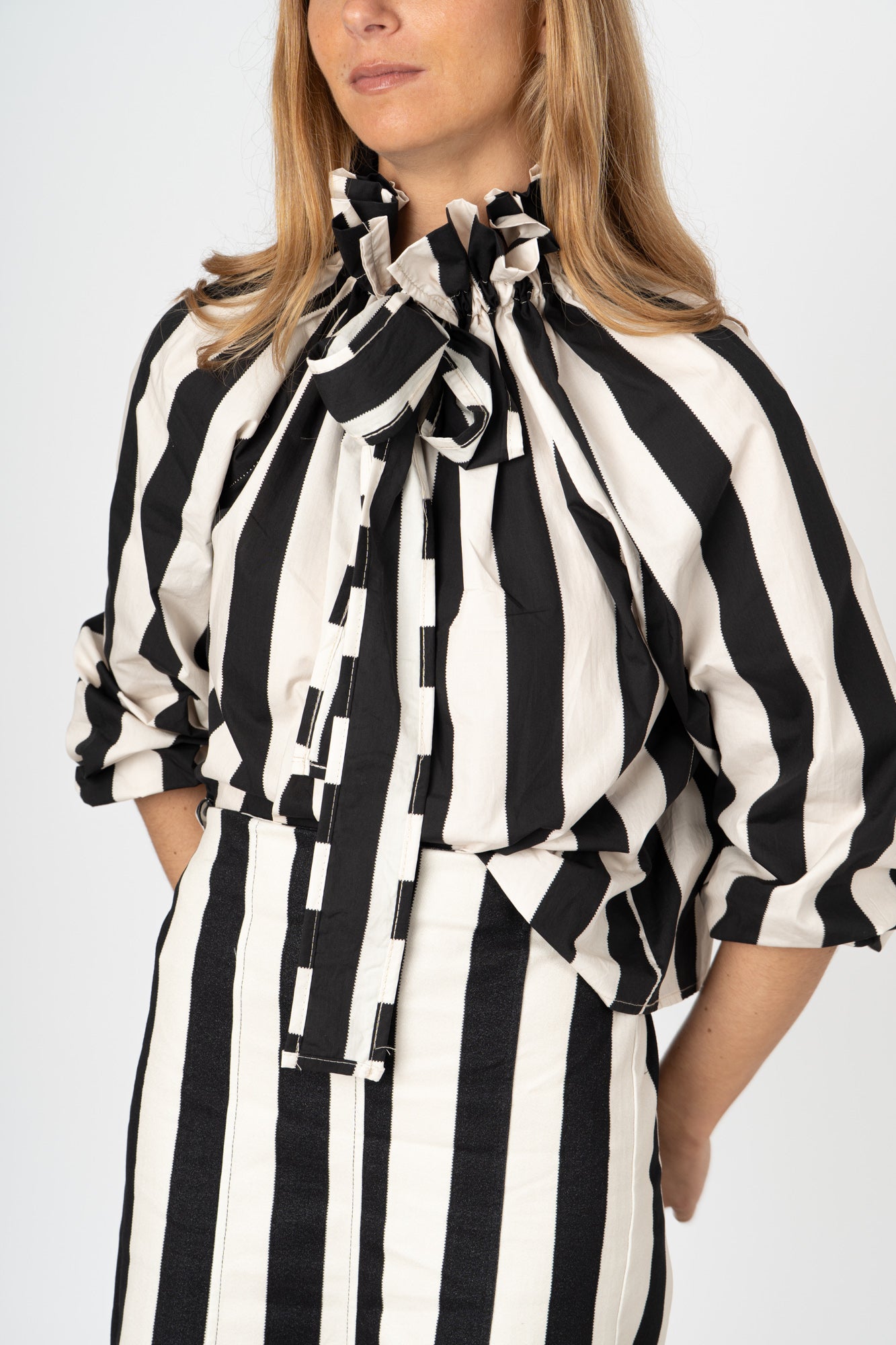 Blusa listrada preta com laço