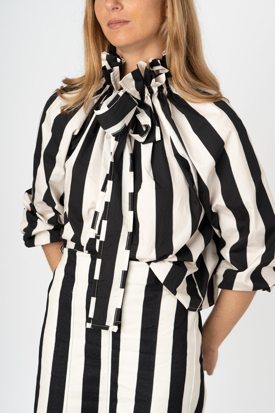 Blusa listrada preta com laço