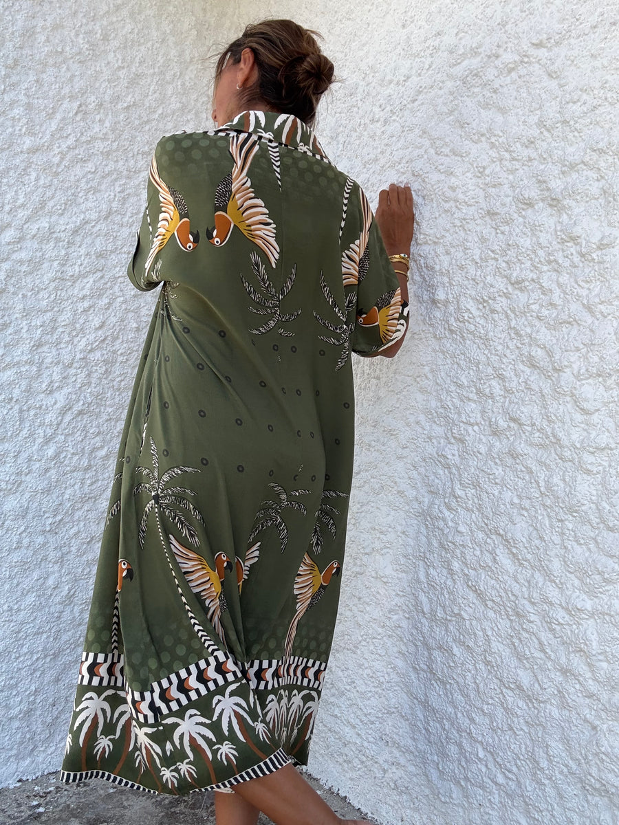 Vestido Estampado Tropical – Corte Reto com Bolsos