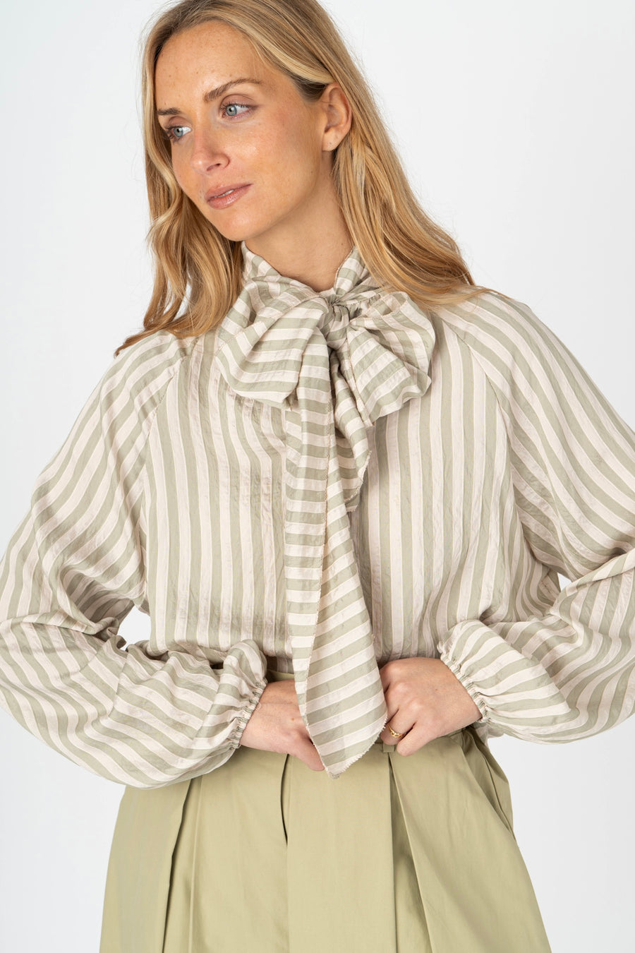 Blusa acetinada riscas verde