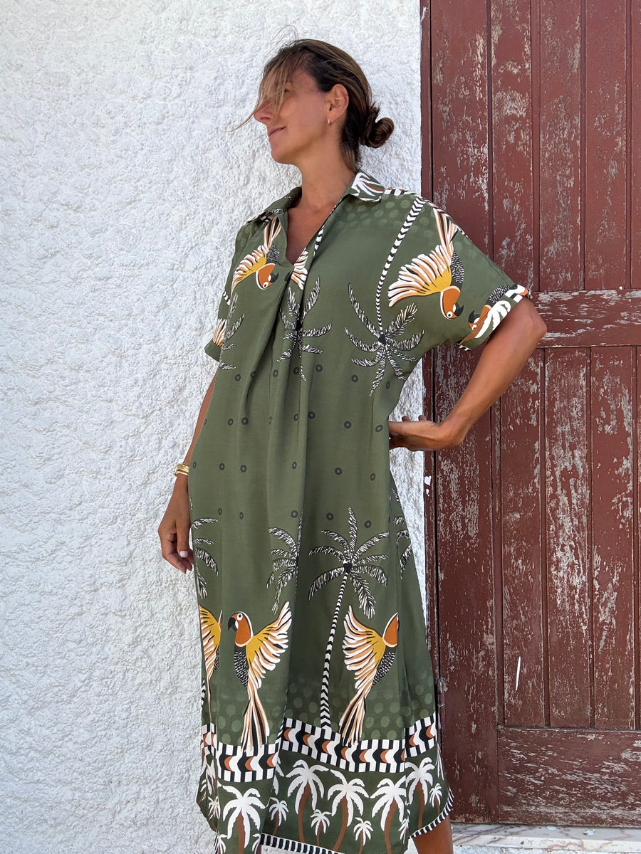 Vestido Estampado Tropical – Corte Reto com Bolsos