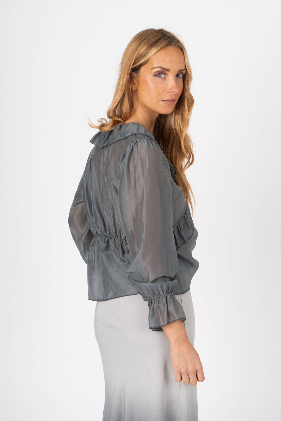 Blusa fluida com babados cinzento