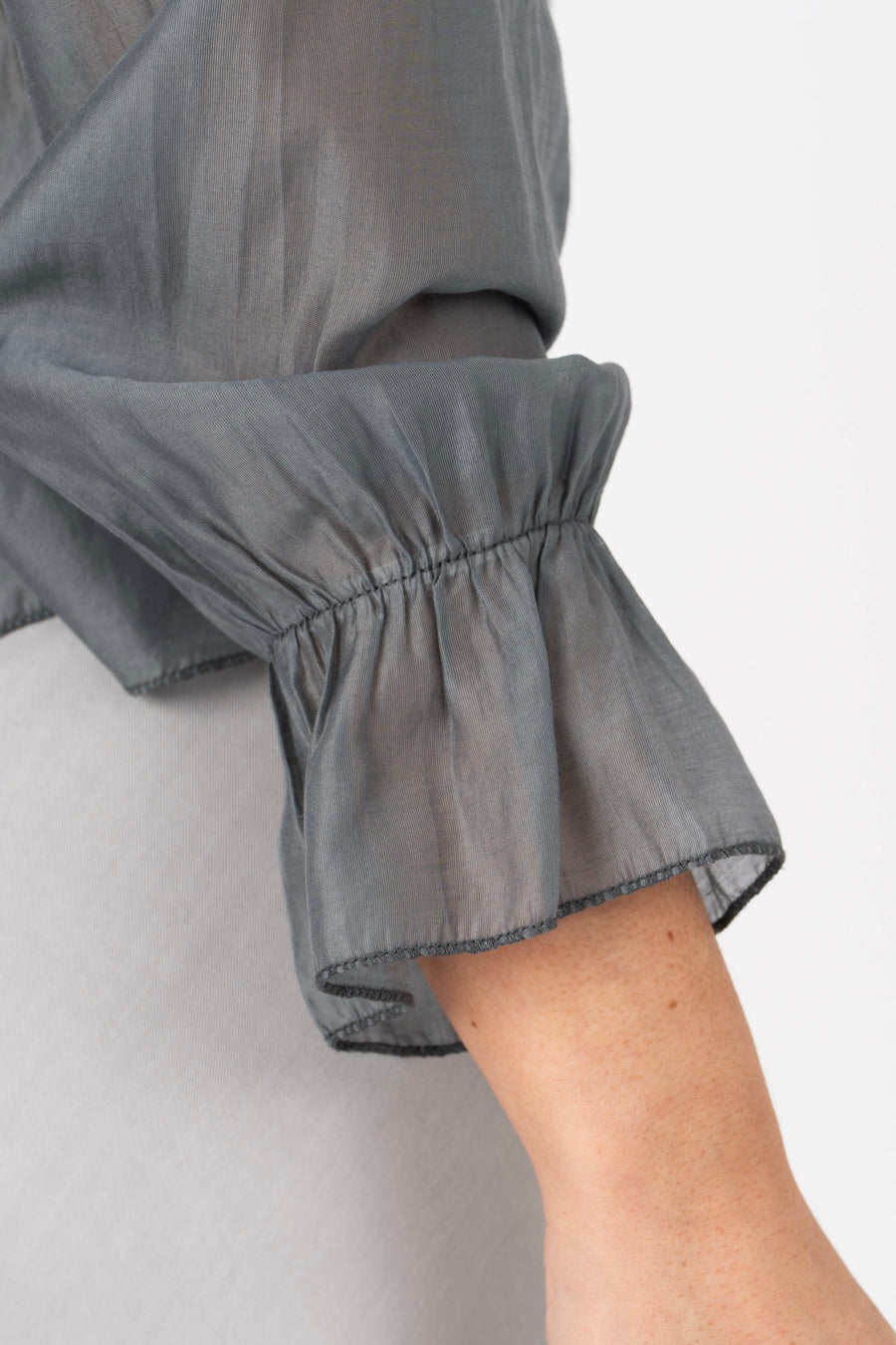 Blusa fluida com babados cinzento